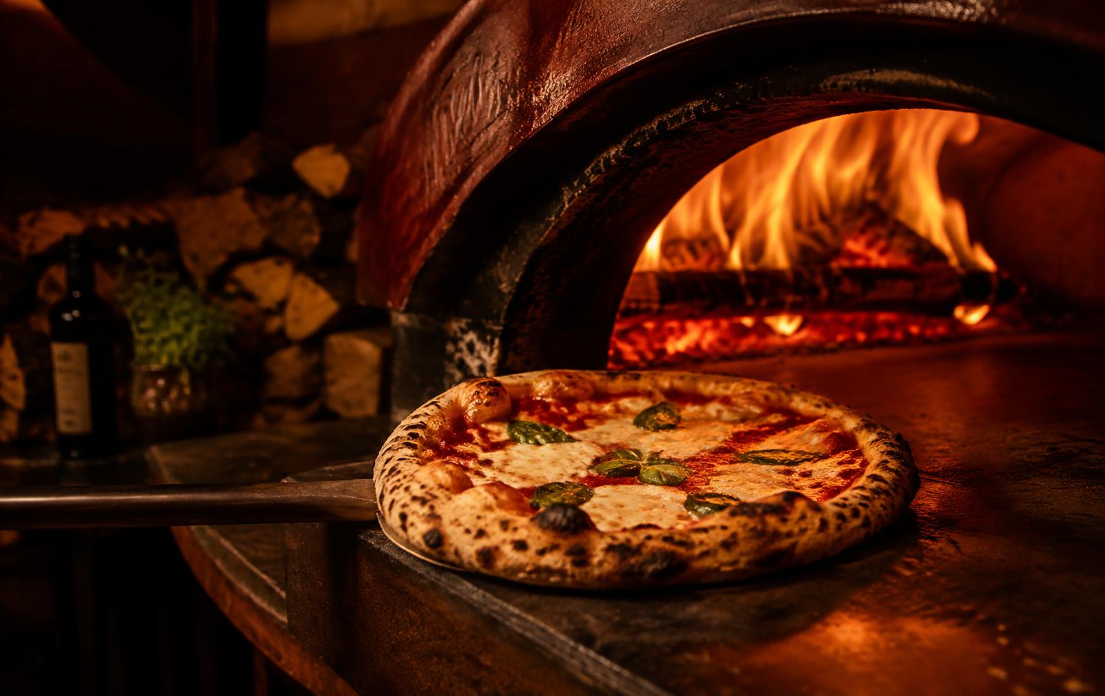Odun ateşinde pişen pizza